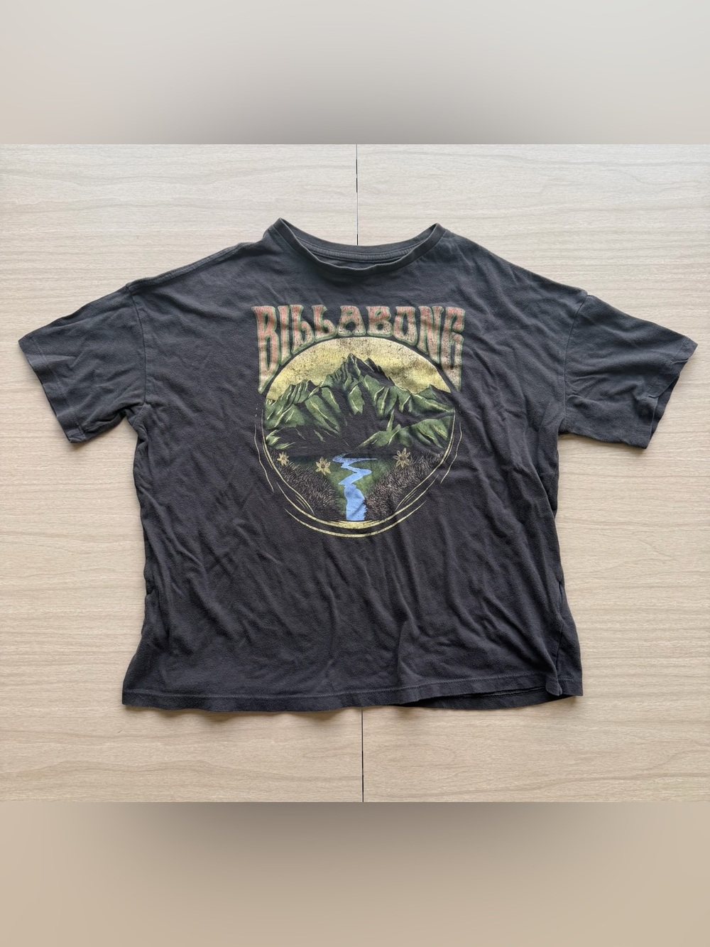 Billabong Women’s Gray Short-Sleeve Tee with Mountain Graphic XS